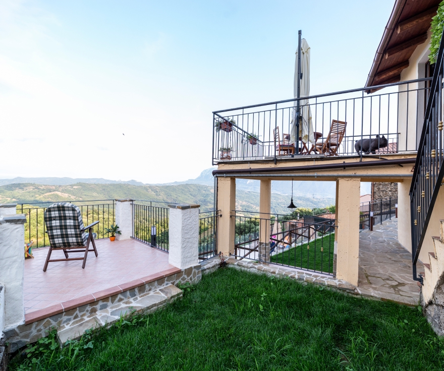 Camera quadrupla con ingresso giardino